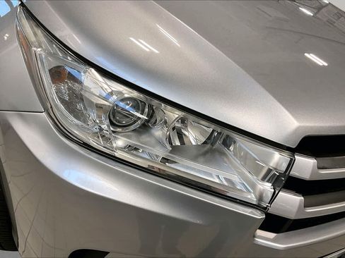 Used 2019 Toyota Highlander LE AWD/4WD image 26