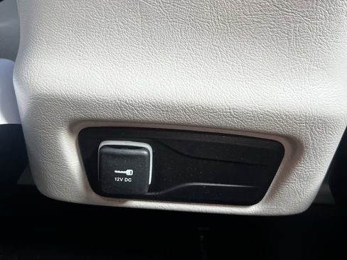Used 2022 Chrysler Voyager LX image 17