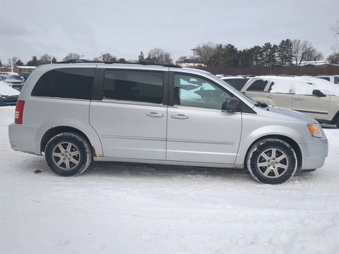 Used 2010 Chrysler Town & Country Touring image 15