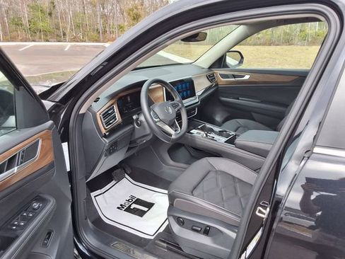 Used 2025 Volkswagen Atlas SE image 3