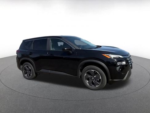 Used 2025 Nissan Rogue SV FWD image 2