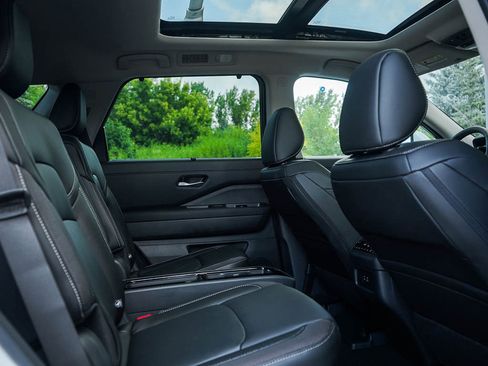 New 2025 Nissan Pathfinder SL w/ SL Premium Package image 13