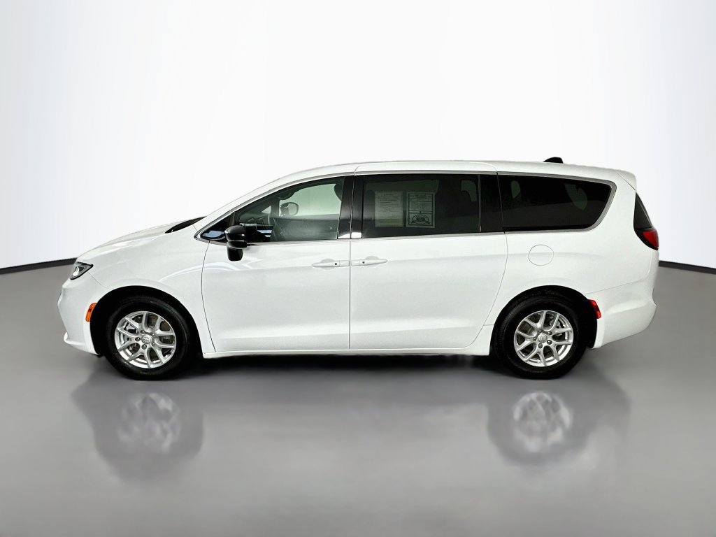 Used 2025 Chrysler Pacifica Select FWD image 4