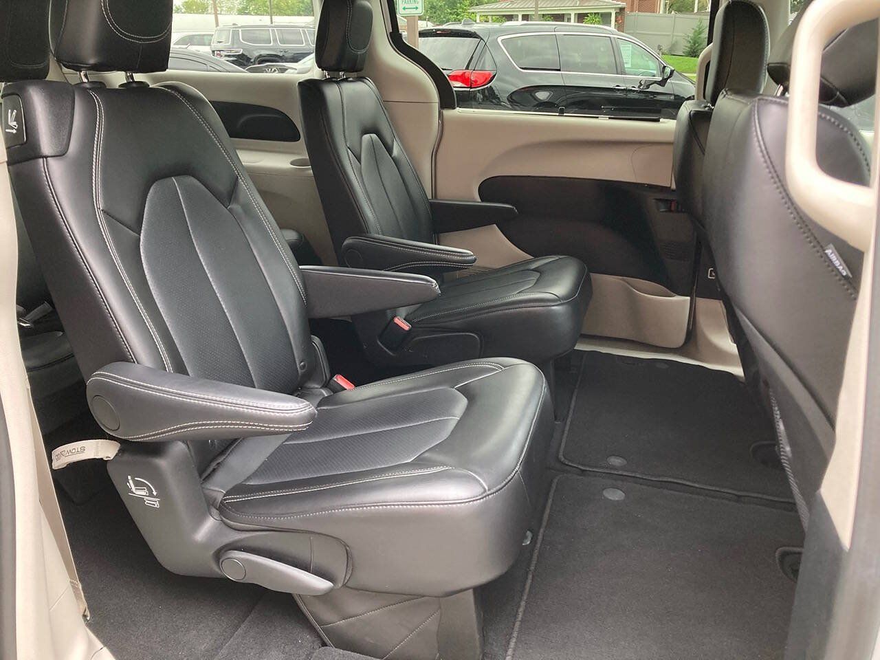 Used 2024 Chrysler Pacifica Touring-L FWD image 10