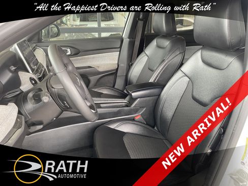 Used 2025 Jeep Compass Latitude AWD/4WD image 11