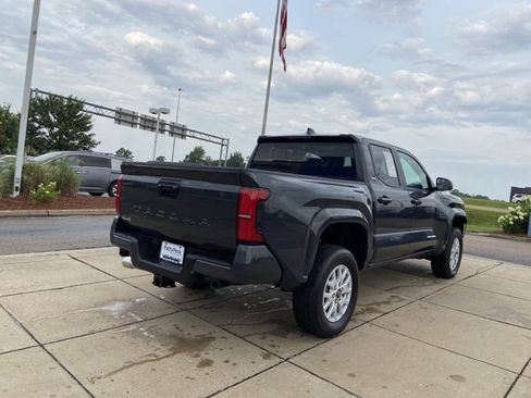 Used 2025 Toyota Tacoma SR5 AWD/4WD image 11