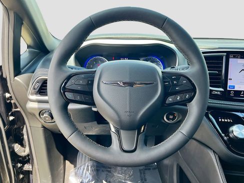 Used 2025 Chrysler Pacifica Limited FWD image 11