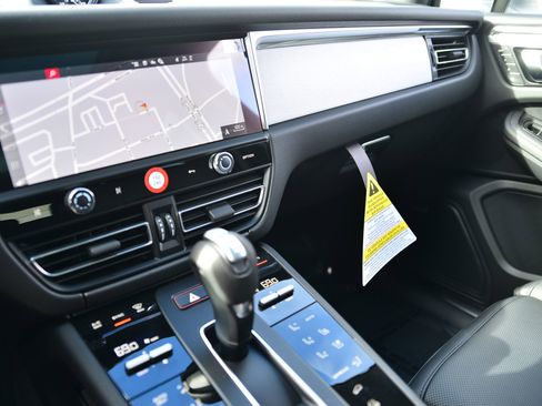 Certified 2026 Porsche Macan AWD/4WD image 18