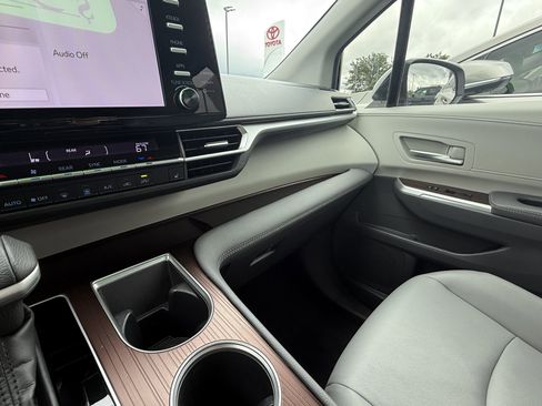 Certified 2023 Toyota Sienna XLE FWD image 17