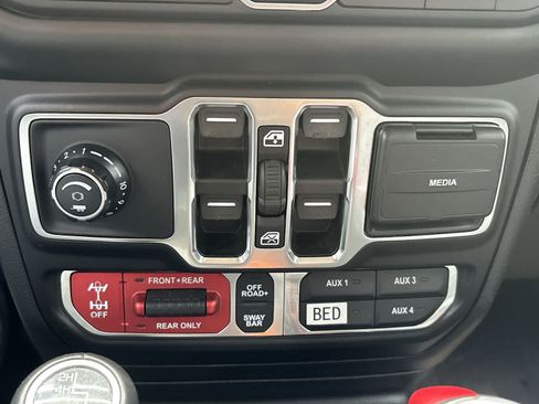 Certified 2021 Jeep Gladiator Rubicon AWD/4WD image 23