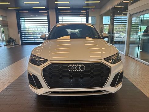 Used 2022 Audi Q5 2.0T Premium w/ Convenience Package AWD/4WD image 2