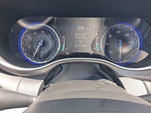 Used 2024 Chrysler Pacifica Touring-L FWD image 20