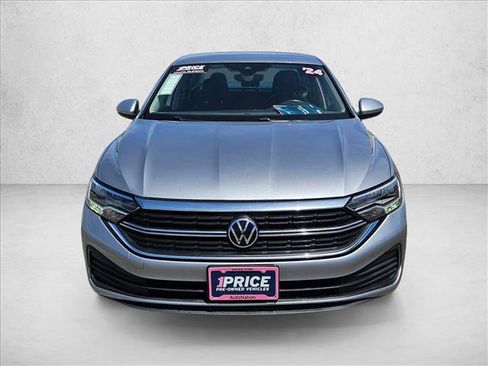 Used 2024 Volkswagen Jetta SE FWD image 2