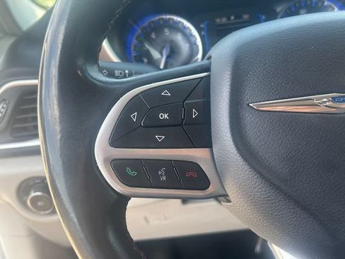Used 2017 Chrysler Pacifica Touring-L FWD image 18