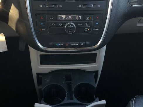 Used 2014 Chrysler Town & Country Touring image 11