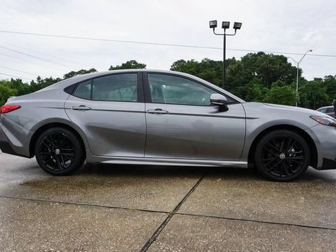 Used 2025 Toyota Camry SE FWD image 3