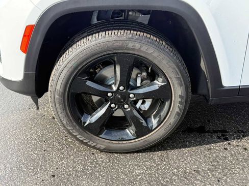 Certified 2023 Jeep Grand Cherokee Altitude image 10