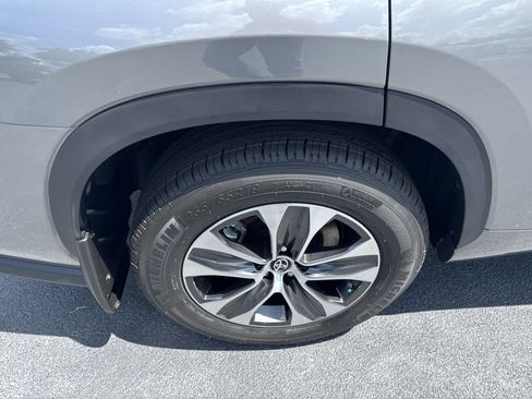 New 2025 Toyota Highlander XLE image 11