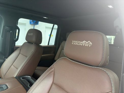 Used 2023 Chevrolet Suburban High Country RWD image 7