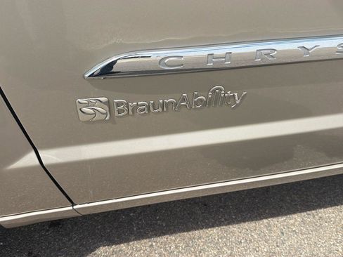 Used 2016 Chrysler Town & Country Touring FWD image 10