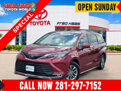 Used 2023 Toyota Sienna XLE w/ XLE Plus Package FWD image 1