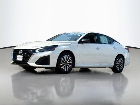 Used 2025 Nissan Altima 2.5 SV FWD image 3