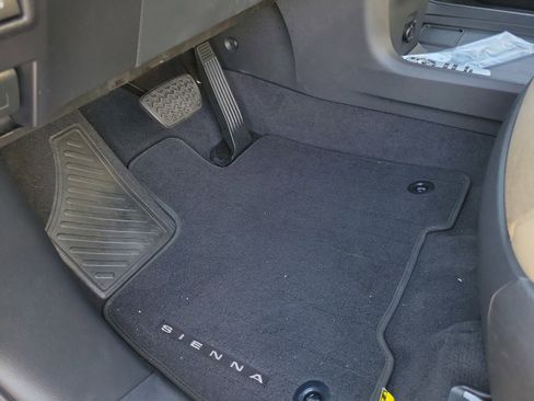 Used 2022 Toyota Sienna Limited FWD image 16