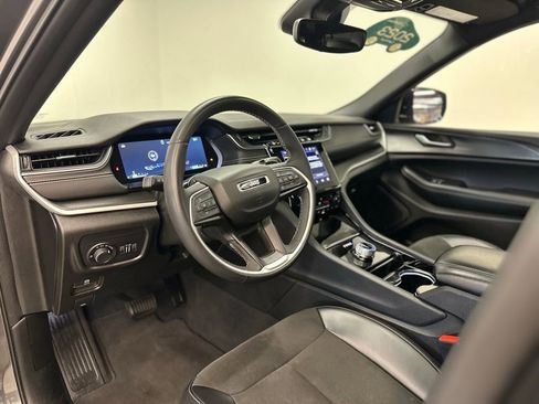 Used 2023 Jeep Grand Cherokee L Laredo image 25