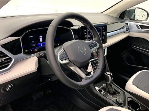 Used 2025 Volkswagen Taos SE w/ Panoramic Sunroof Package image 14