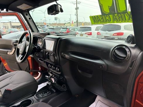 Used 2014 Jeep Wrangler Unlimited Sahara w/ Dual Top Group AWD/4WD image 24