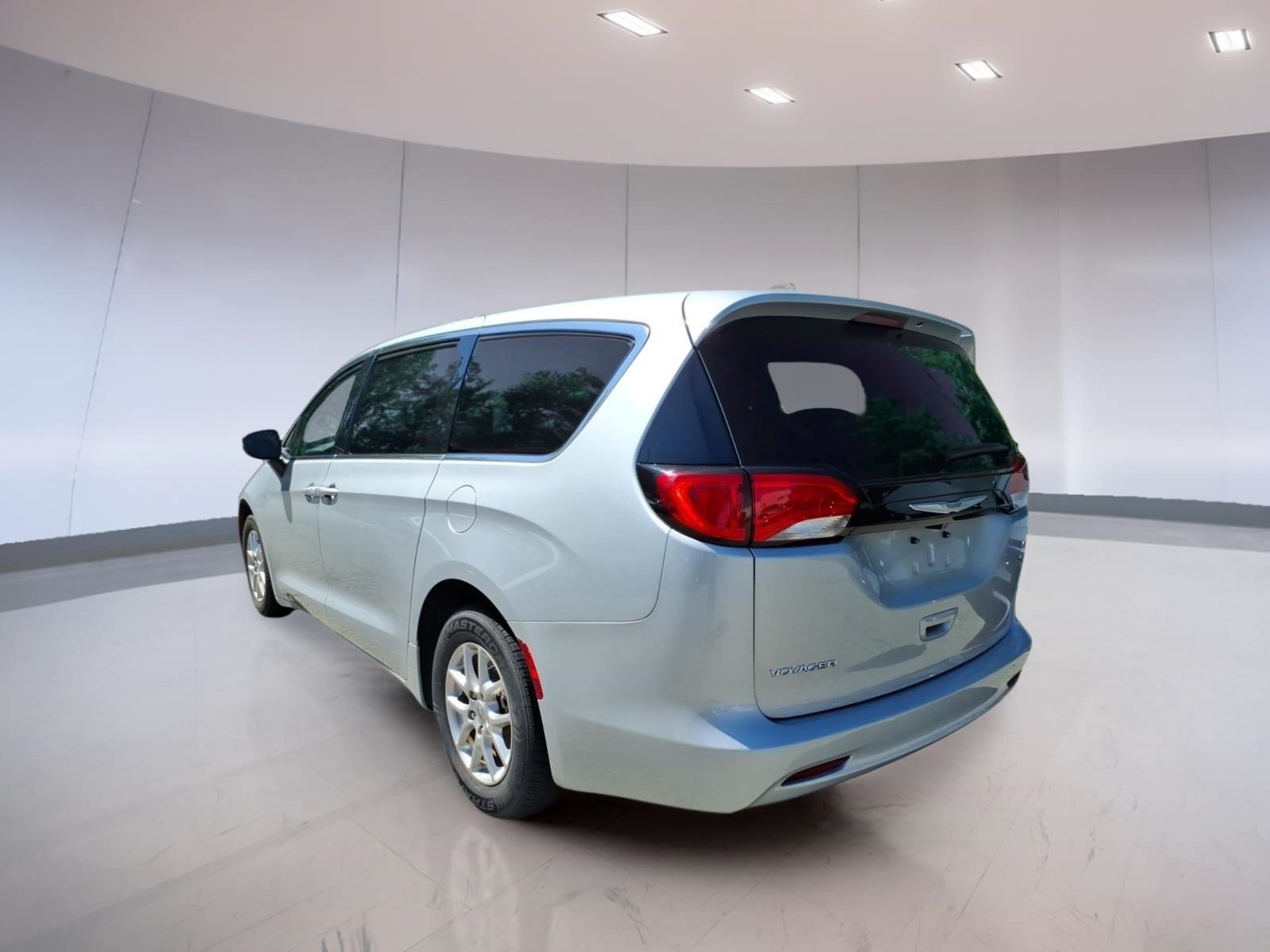Used 2023 Chrysler Voyager LX FWD image 3