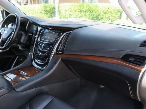Used 2017 Cadillac Escalade Luxury AWD/4WD image 49