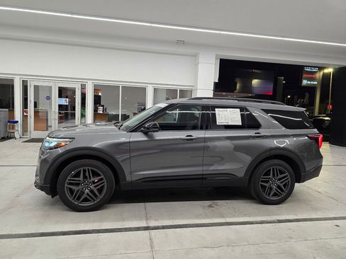 Used 2025 Ford Explorer ST-Line w/ ST-Line Street Pack image 3