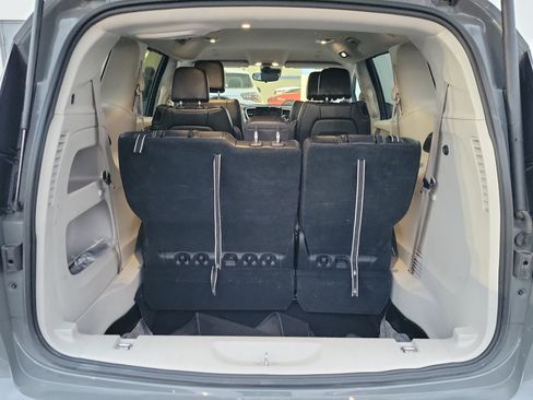 Used 2023 Chrysler Pacifica Touring-L FWD image 9