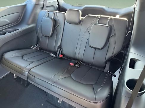 New 2025 Chrysler Pacifica Select image 5