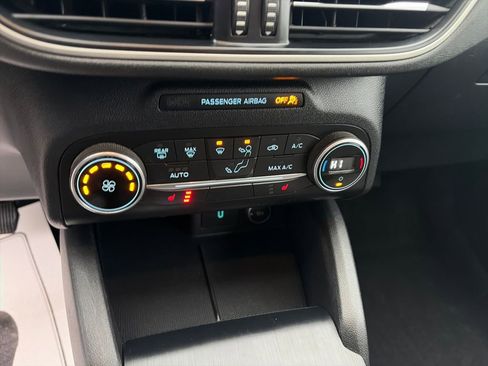 Used 2020 Ford Escape SE image 19