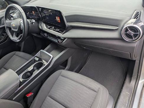 Used 2025 Chevrolet Equinox LT w/ Safety and Technology Package FWD image 17