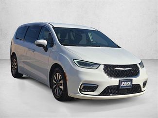 Used 2023 Chrysler Pacifica Touring-L FWD video 3