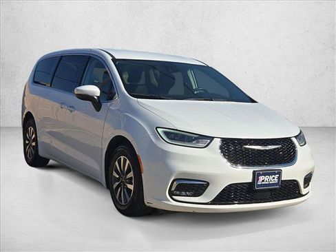 Used 2023 Chrysler Pacifica Touring-L FWD image 3