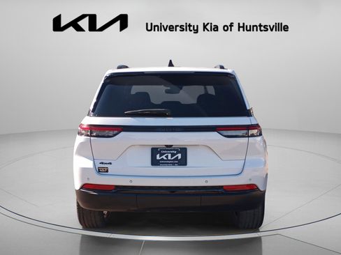 Used 2023 Jeep Grand Cherokee Altitude image 6