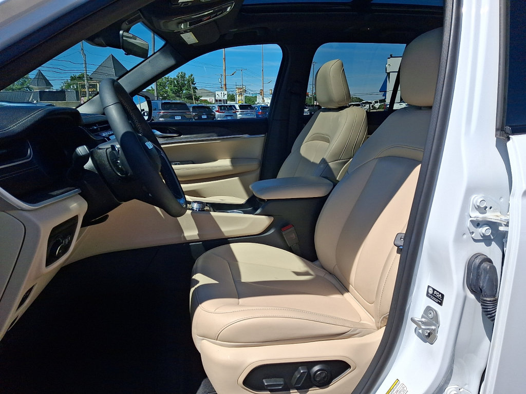 Used 2025 Jeep Grand Cherokee Limited AWD/4WD image 24