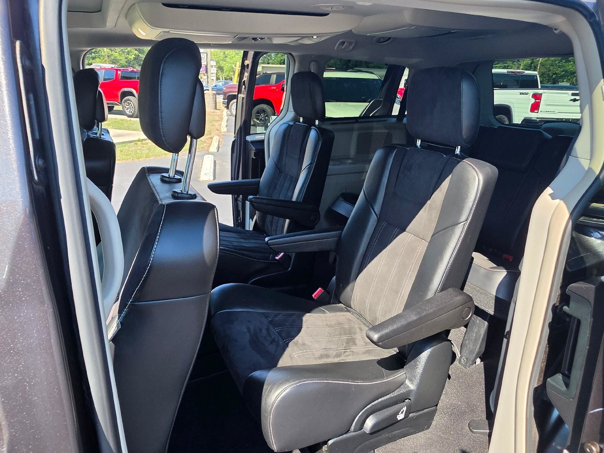 Used 2014 Chrysler Town & Country Touring-L FWD image 9