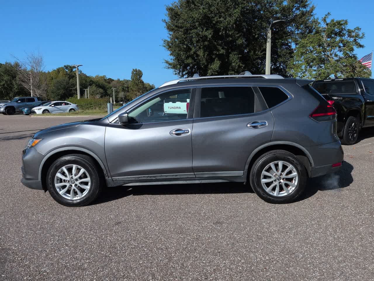 Used 2018 Nissan Rogue SV FWD image 3