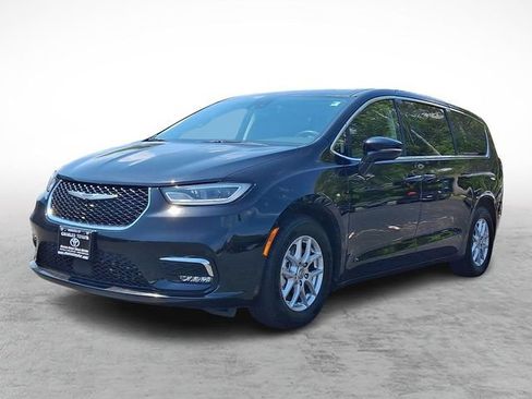 Used 2024 Chrysler Pacifica Touring-L FWD image 3