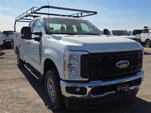New 2025 Ford F250 XLT w/ FX4 Off-Road Package image 6