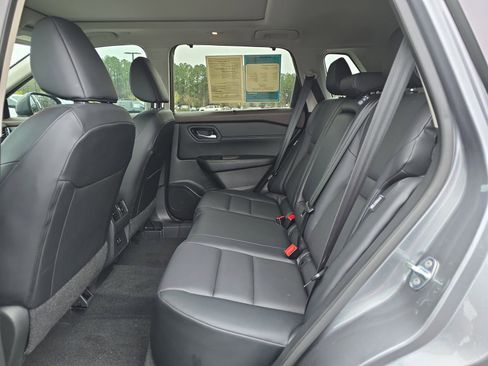 Used 2023 Nissan Rogue SV w/ SV Premium B Package image 15