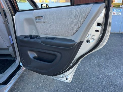 Used 2002 Toyota Highlander GREAT VALUE AWD image 39