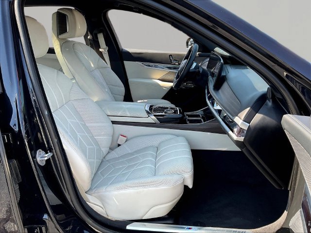 Used 2023 BMW i7 xDrive60 AWD/4WD image 29