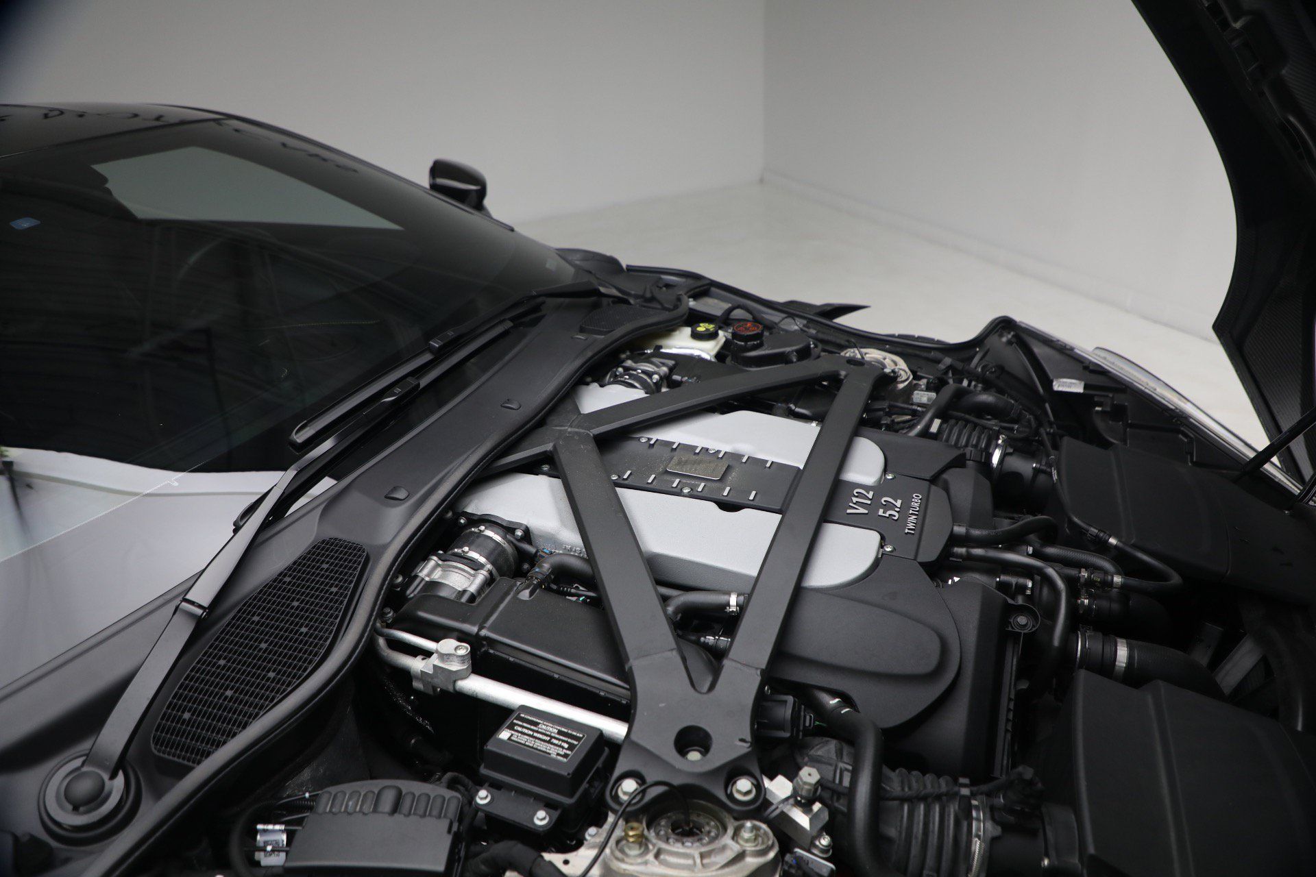 Used 2023 Aston Martin DBS Coupe RWD image 33
