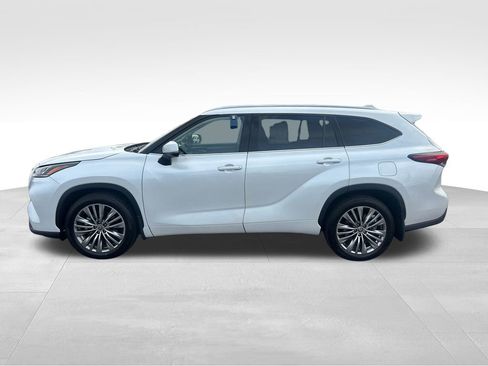 Used 2022 Toyota Highlander Platinum AWD/4WD image 2
